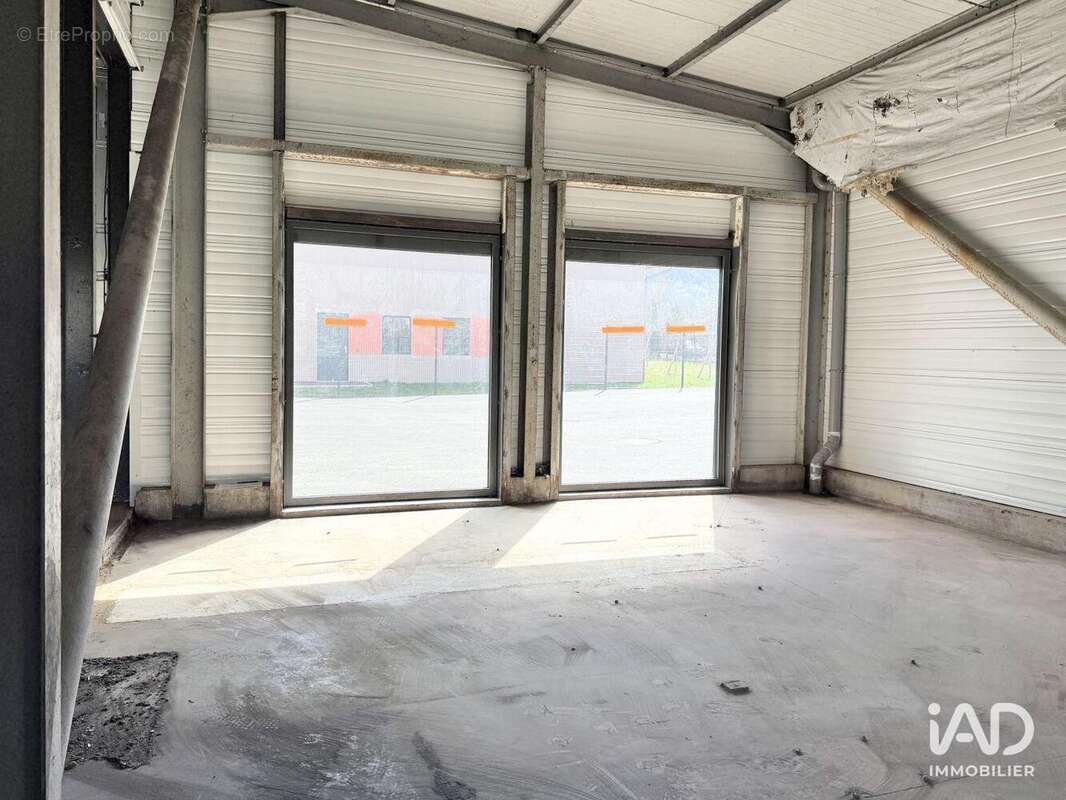 Photo 4 - Commerce à SAINT-ETIENNE-DE-CROSSEY