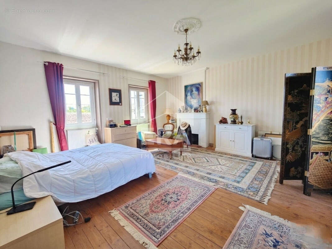 Maison à SAINT-MEME-LES-CARRIERES