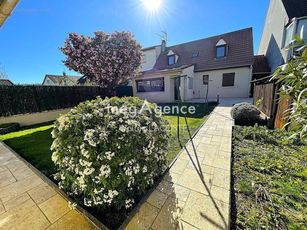 Maison à LES CLAYES-SOUS-BOIS