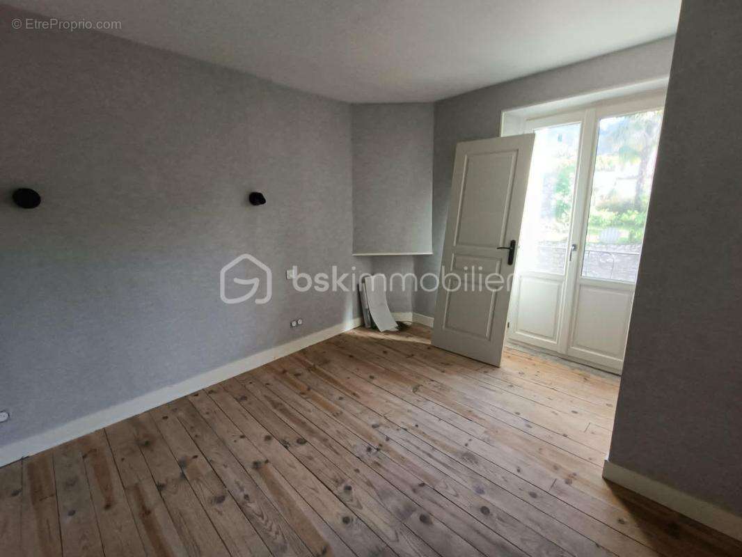 Maison de Ville de type 4 de 105 m2 entièrement Rénovée avec 2 Terrasses - photo 14