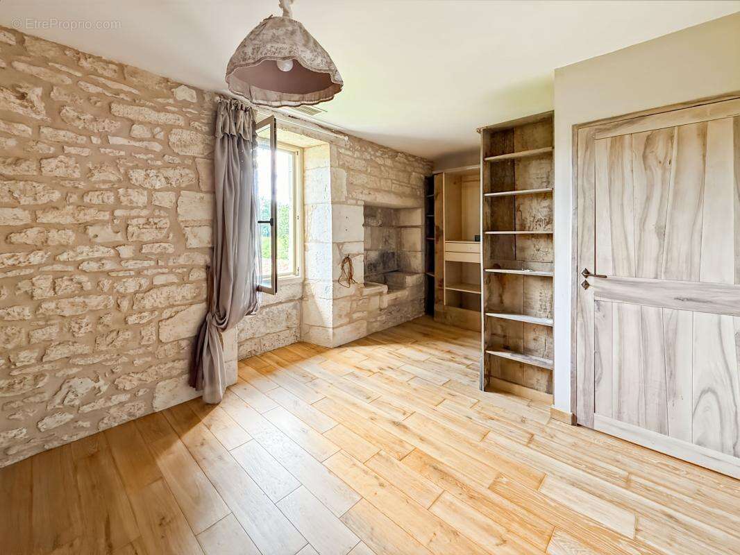 Maison à SAVIGNAC-LES-EGLISES