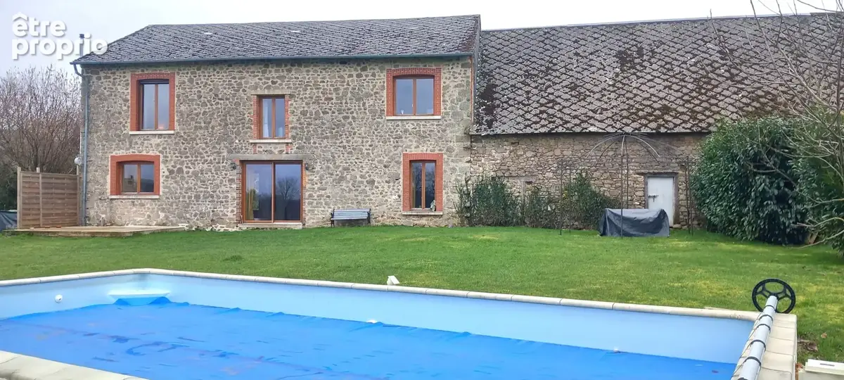 Grande fermette rénovée et gîtes, granges,  sur 2100m2 de terrain avec puits et piscine chauffée. - photo 2