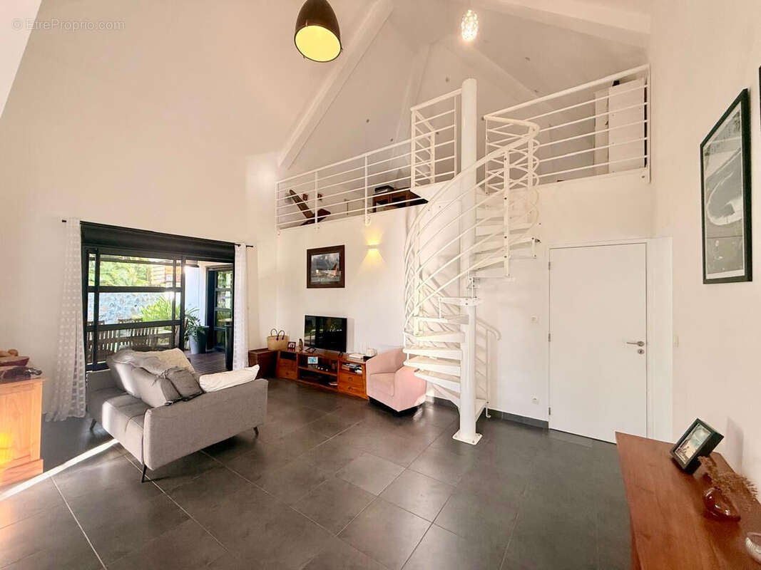 Maison contemporaine de plain-pied dans un lotissement privé et sécurisé à La Saline les Bains - photo 2