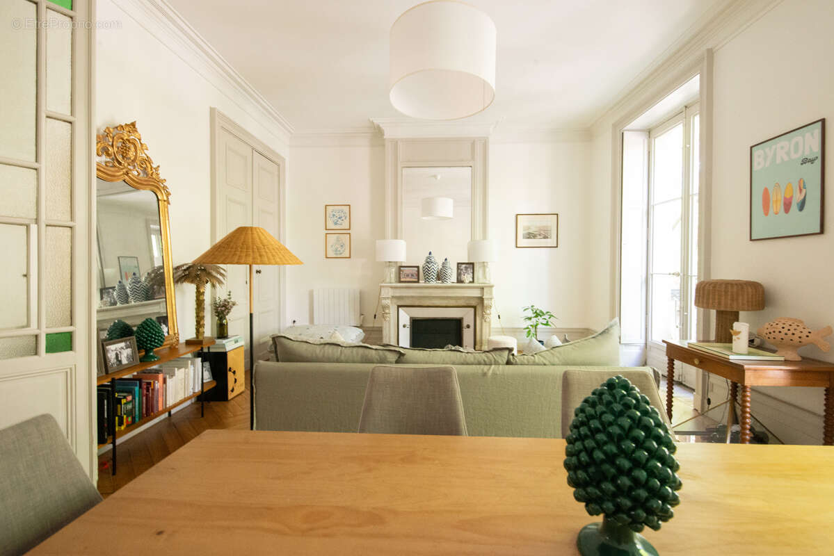 ARCHITECTURE BORDELAISE VALORISÉE -1800 -Appartement rénové avec balcons - photo 5