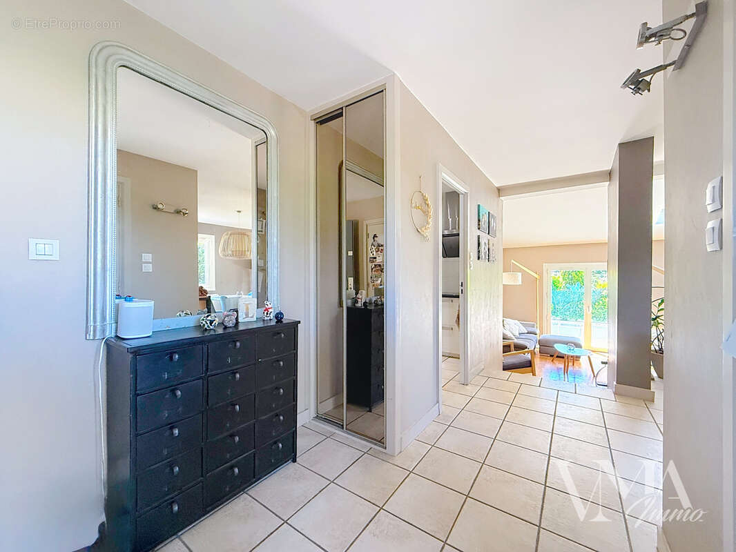LA TOUR-DE-SALVAGNY   Maison familiale 7 pièces avec piscine 650 000 €  146 m2 Carrez  Terrain 631 m2 - photo 9