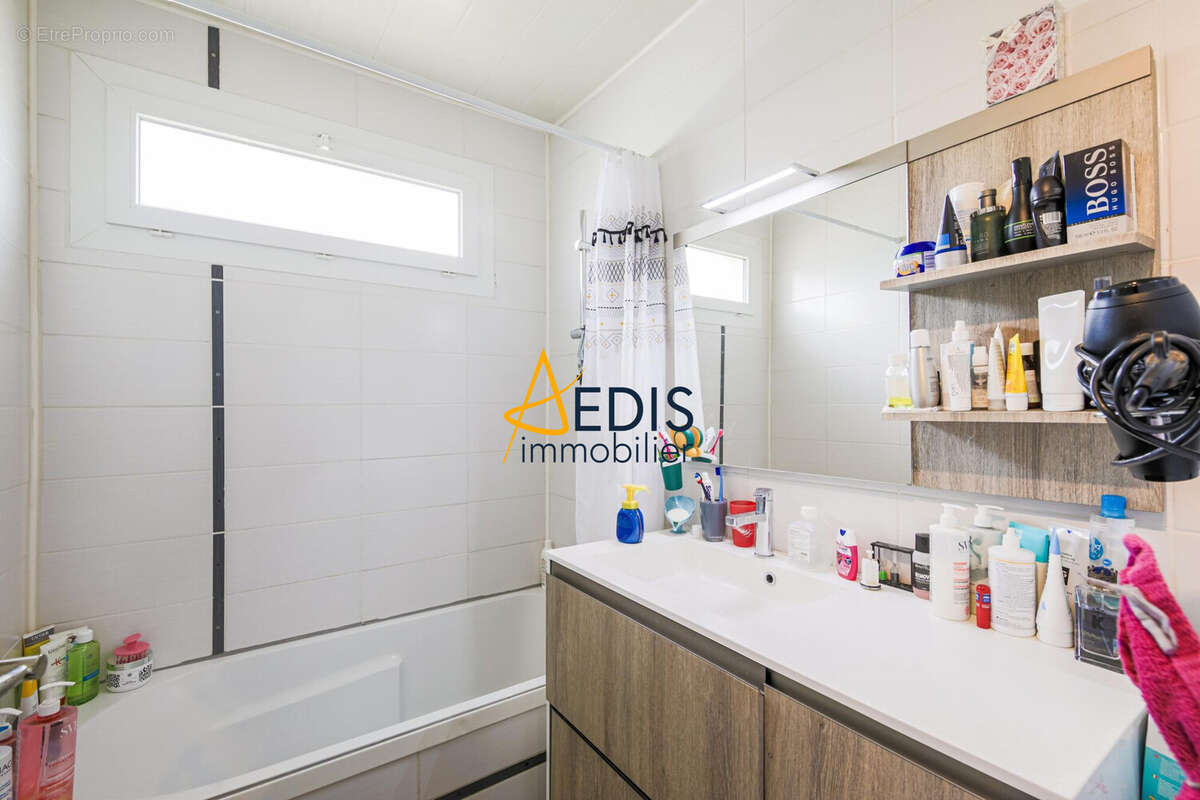 Salle de bains - Appartement à ECHIROLLES