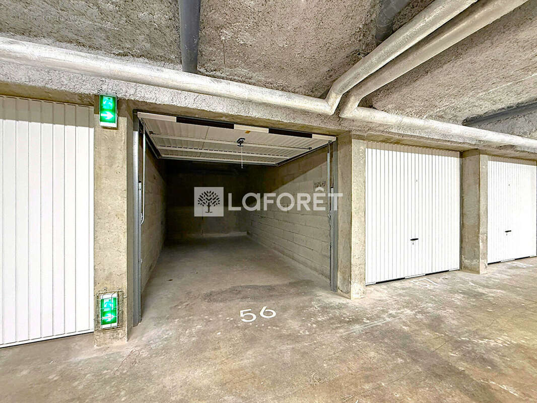 Parking à CHALLES-LES-EAUX