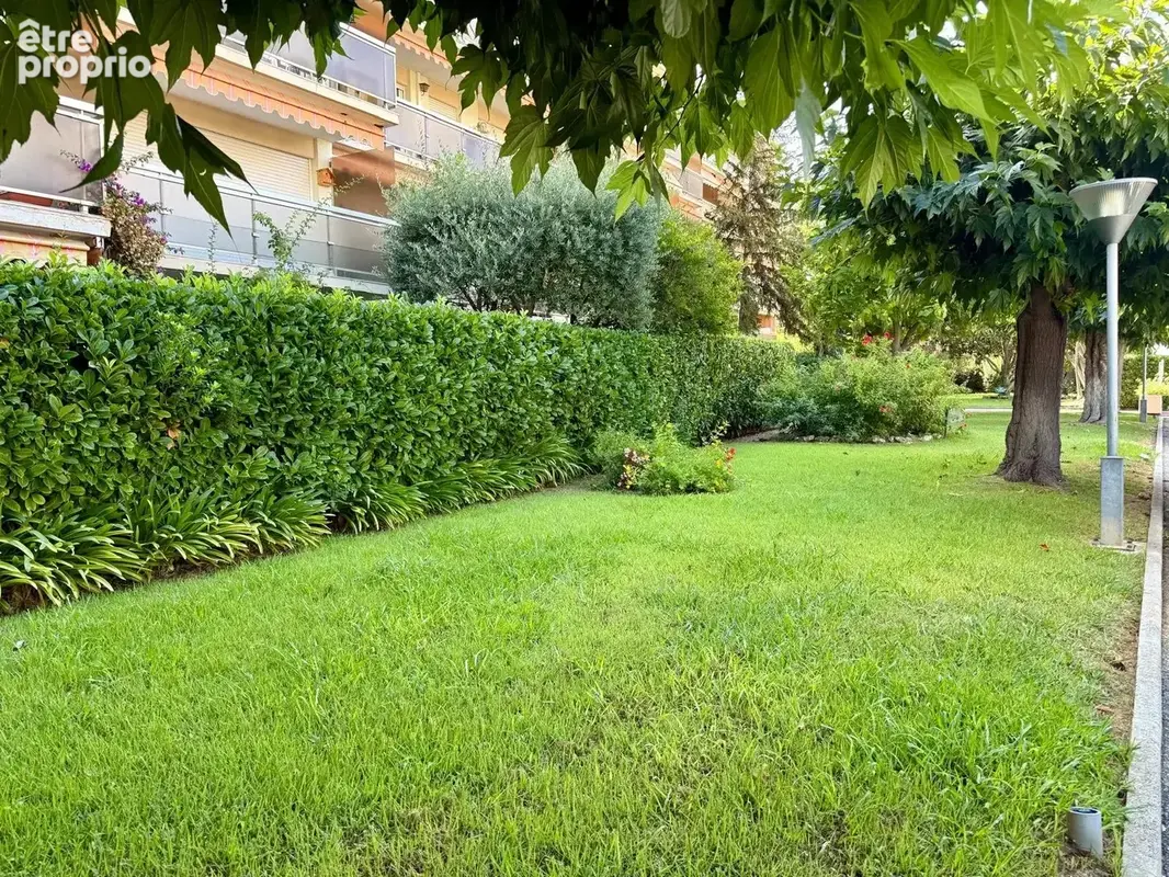 Studio lumineux avant dernier étage avec terrasse à 250m des plages avec stationnement – Juan-les-Pins - photo 2