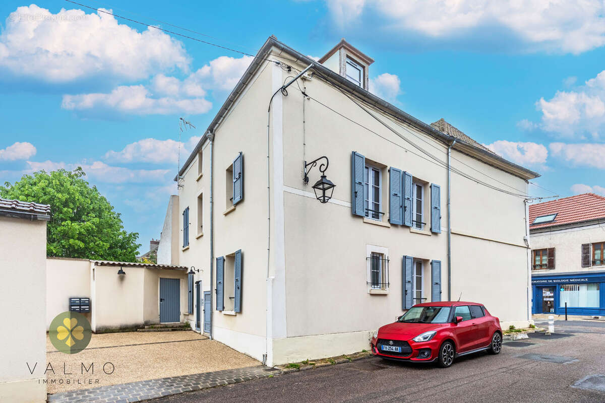 Appartement à NEAUPHLE-LE-CHATEAU