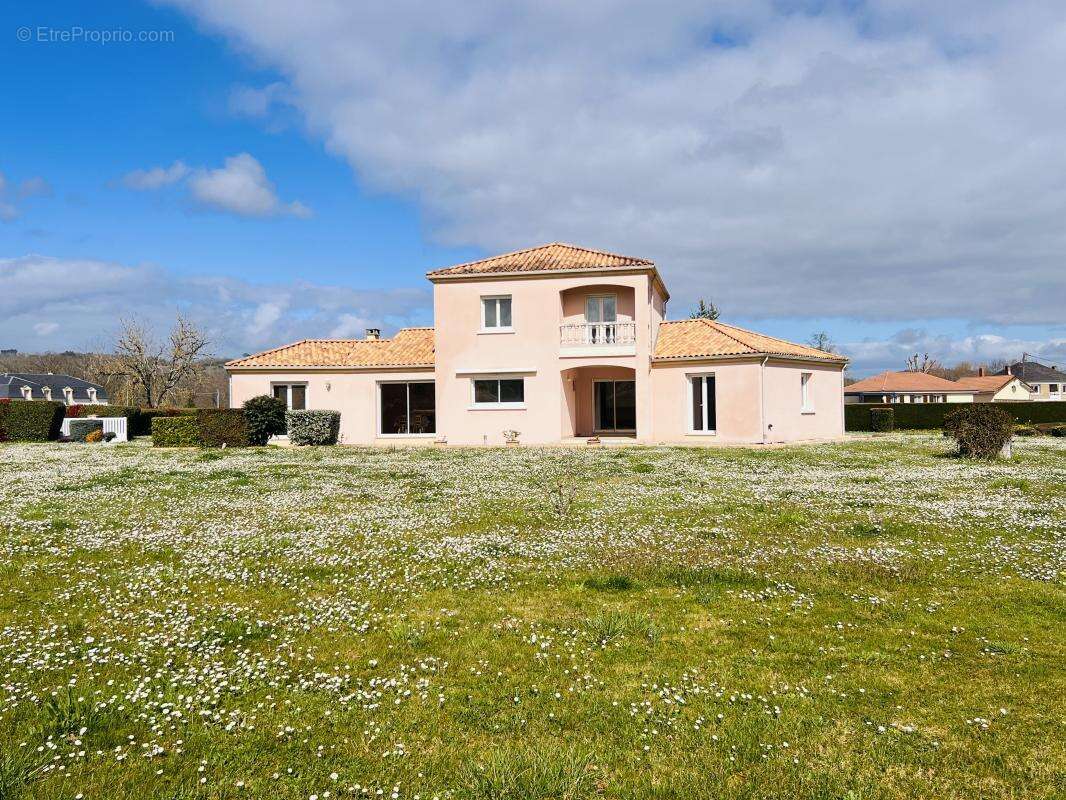 Maison à TERRASSON-LAVILLEDIEU