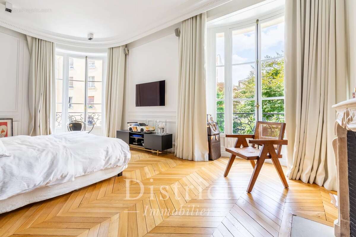 Appartement à PARIS-16E
