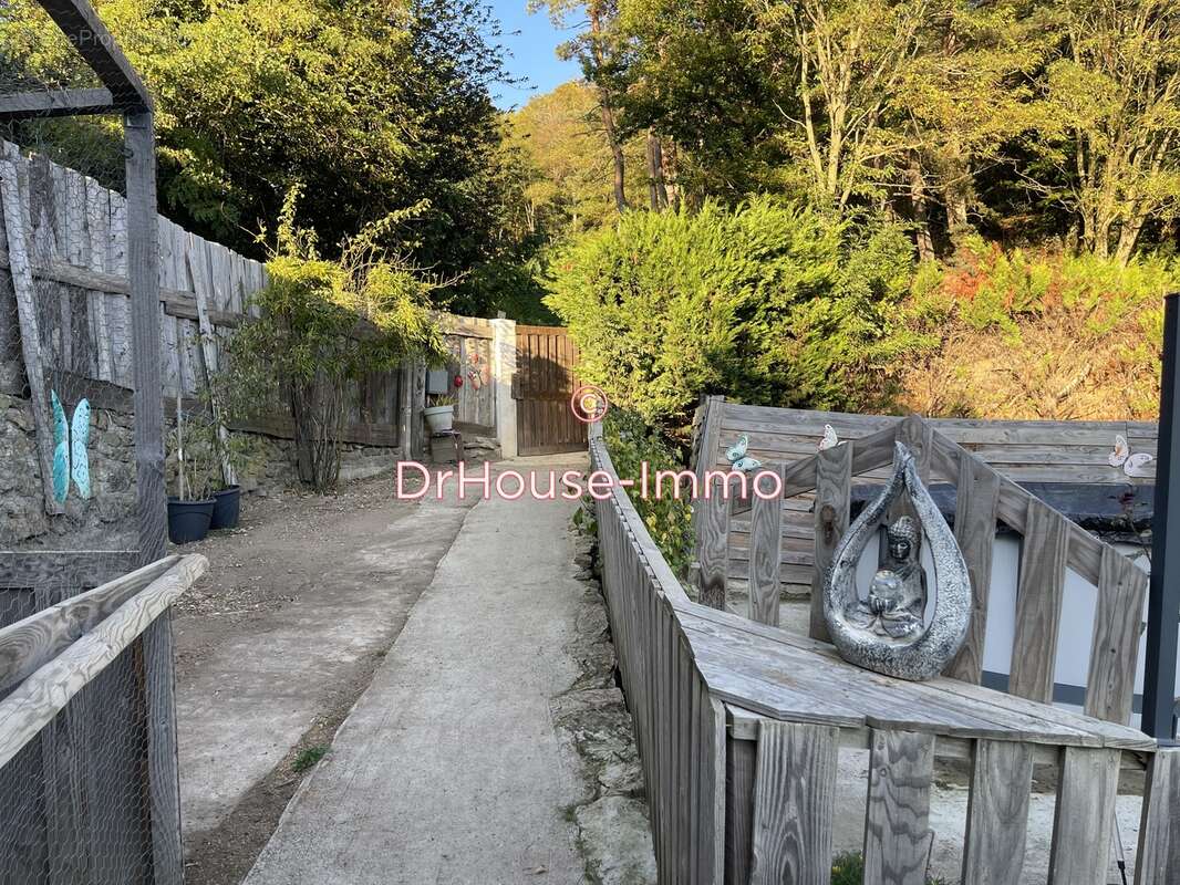 Maison à SAINT-APOLLINAIRE-DE-RIAS