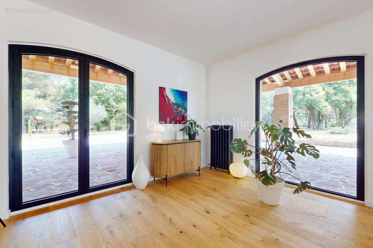 Propriété avec parc de 3 ha, dépendance et piscine - photo 21