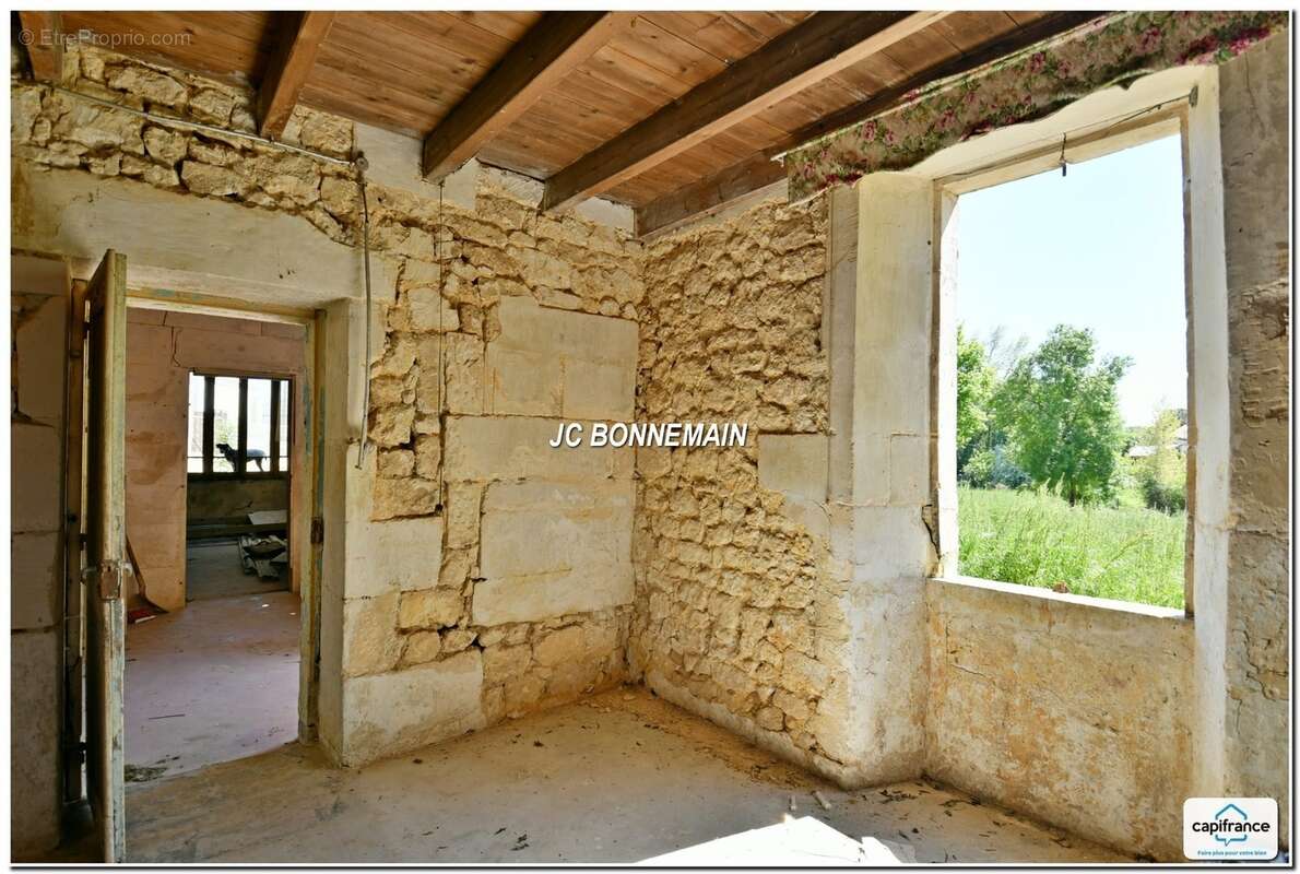 A vendre sur 1,14 Ha - Maison 1 à Réhabiliter 200 m² / Maison 2 Habitable Immédiat CHERMIGNAC (17) - photo 12