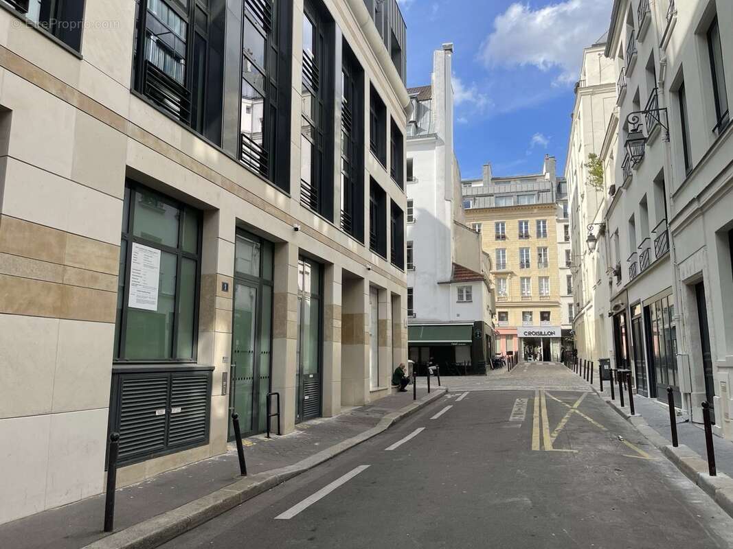 Autre à PARIS-2E
