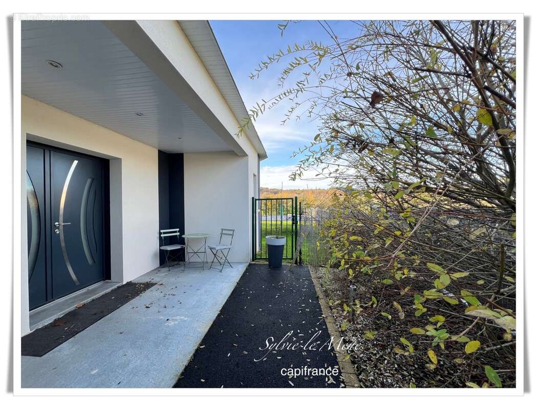 À vendre au Sourn, à proximité immédiate de Pontivy : découvrez cette spacieuse maison familiale de plus de 200 m² habitables - photo 3