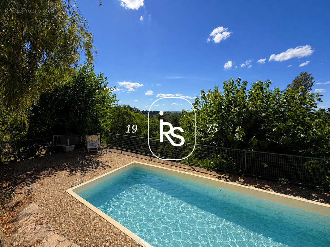 Une maison en pierre de 221 m2 avec 1,83 ha de terrain arboré, une piscine et un accès privé à la rivière. - photo 4