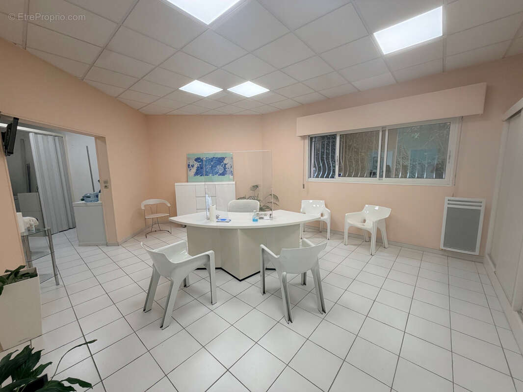 Montpellier Aiguelongue, local commercial avec vitrine et parking - photo 2