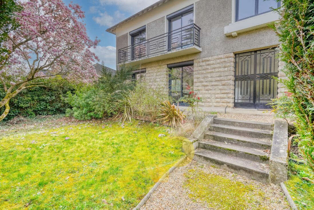 Maison à VERRIERES-LE-BUISSON