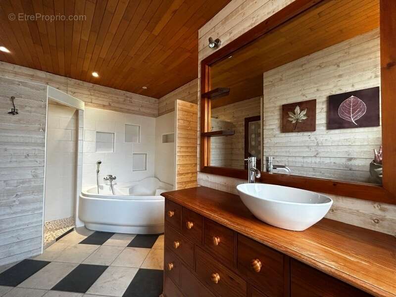 Maison de 7 piéces au coeur du village - photo 9