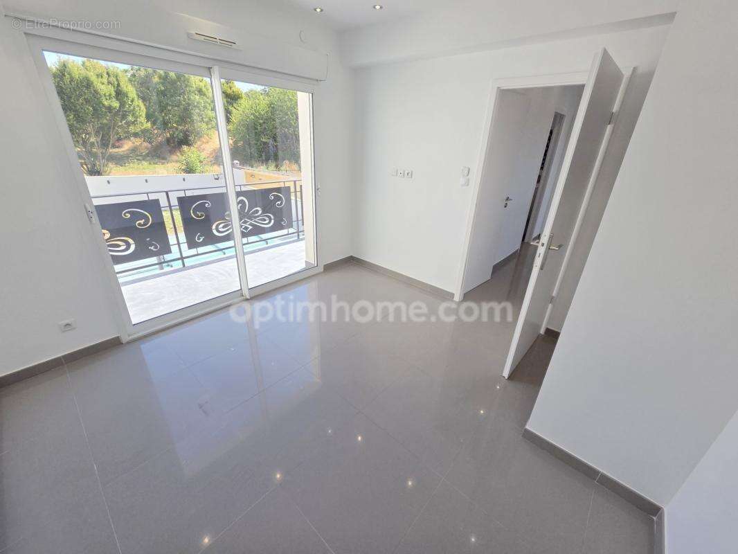 Sarcelles Village - Maison Contemporaine d'Exception - 204 m2 - 9 pièces / 5 Chambres - Prestations Haut de Gamme - Piscine et G - photo 6