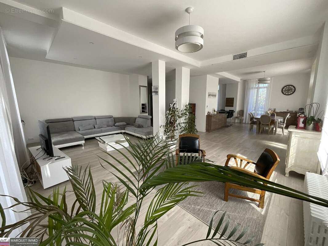 Séduisante maison de caractère T7 offrant 246 m² en 4 face sur 1 564 m² de terrain avec garage de 97 m², ascenseur, piscine - photo 2