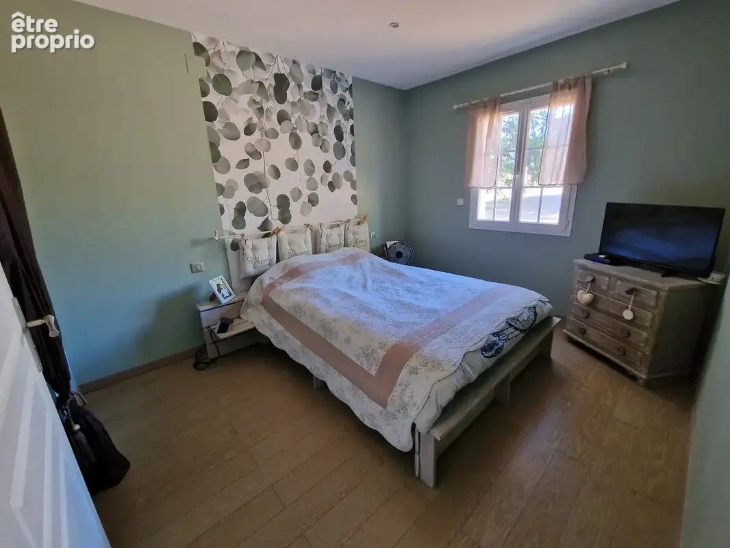 Belle contemporaine avec 4 chambres et 2 garages sur un terrain arboré de 3065m2 - photo 17