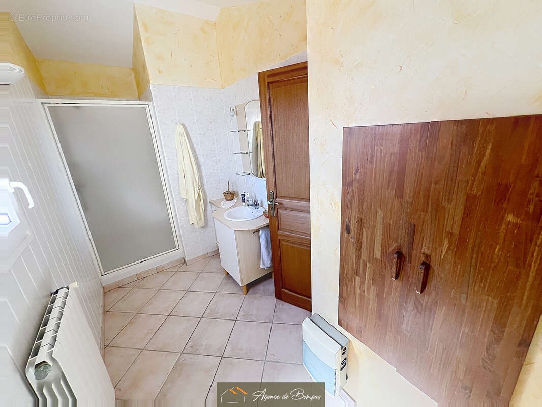 - villa 4 faces 148 m2 hbts  sur 1000 m2 de terrain -t2 independants 21 m2 - 2 garages 36 et 26 m2 - photo 13