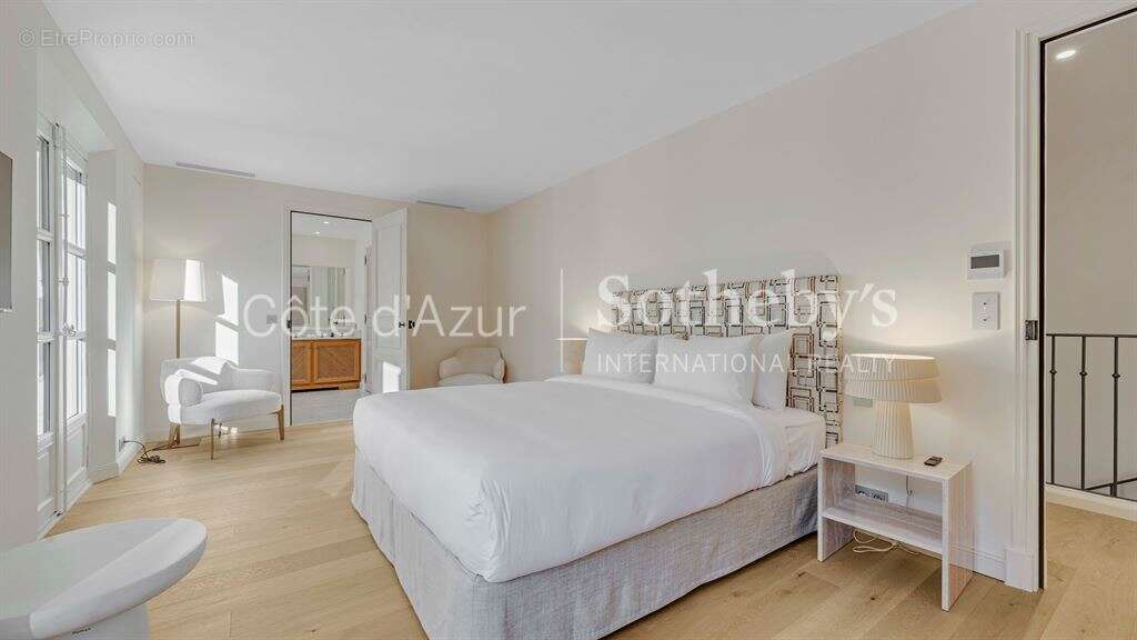 Saint-Tropez : Ensemble de deux villas avec piscines à vendre à proximité du centre - photo 18