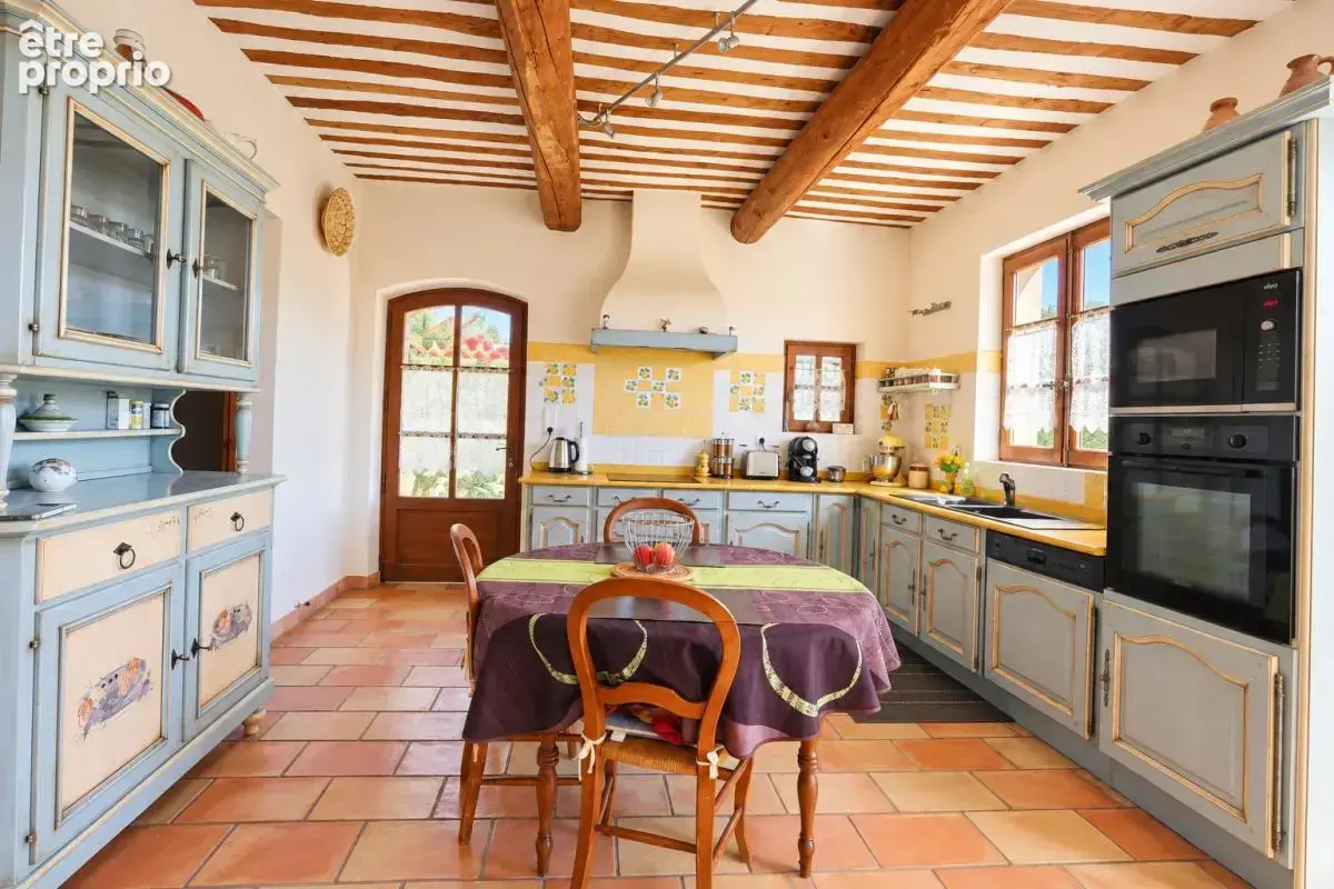 Bastide provençale avec piscine et dépendances - photo 6