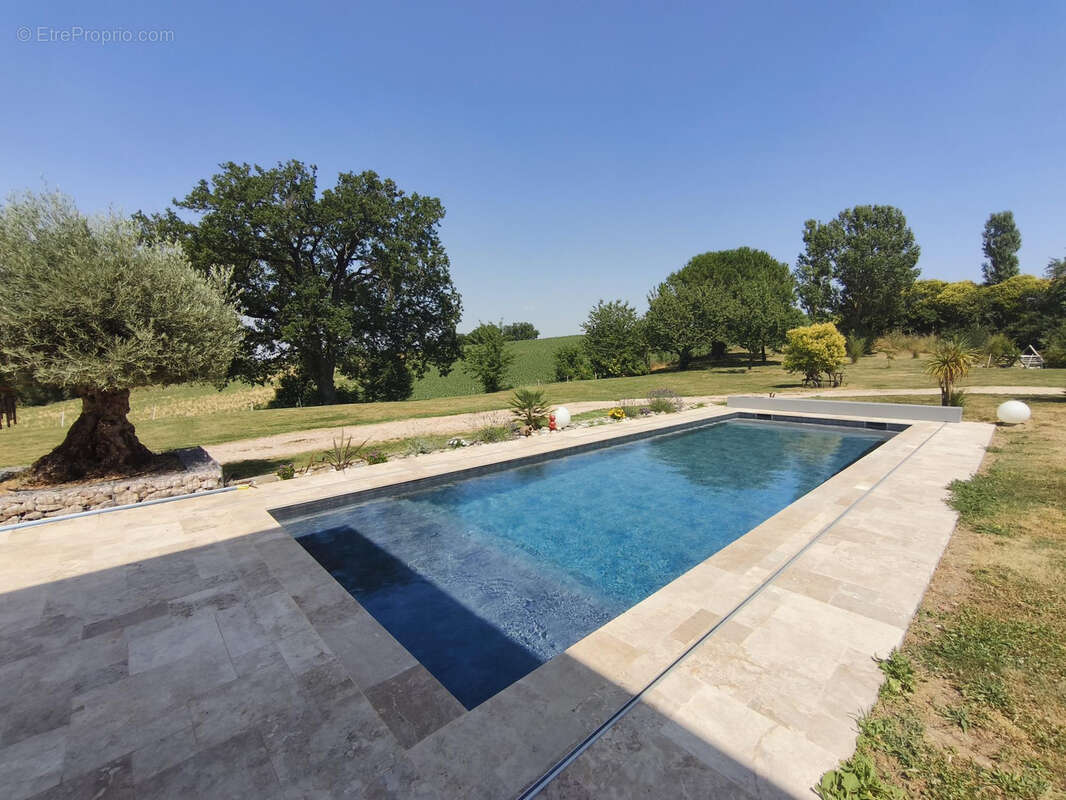 Propriété entièrement rénovée de 323 m2 avec piscine et dépendances - photo 5