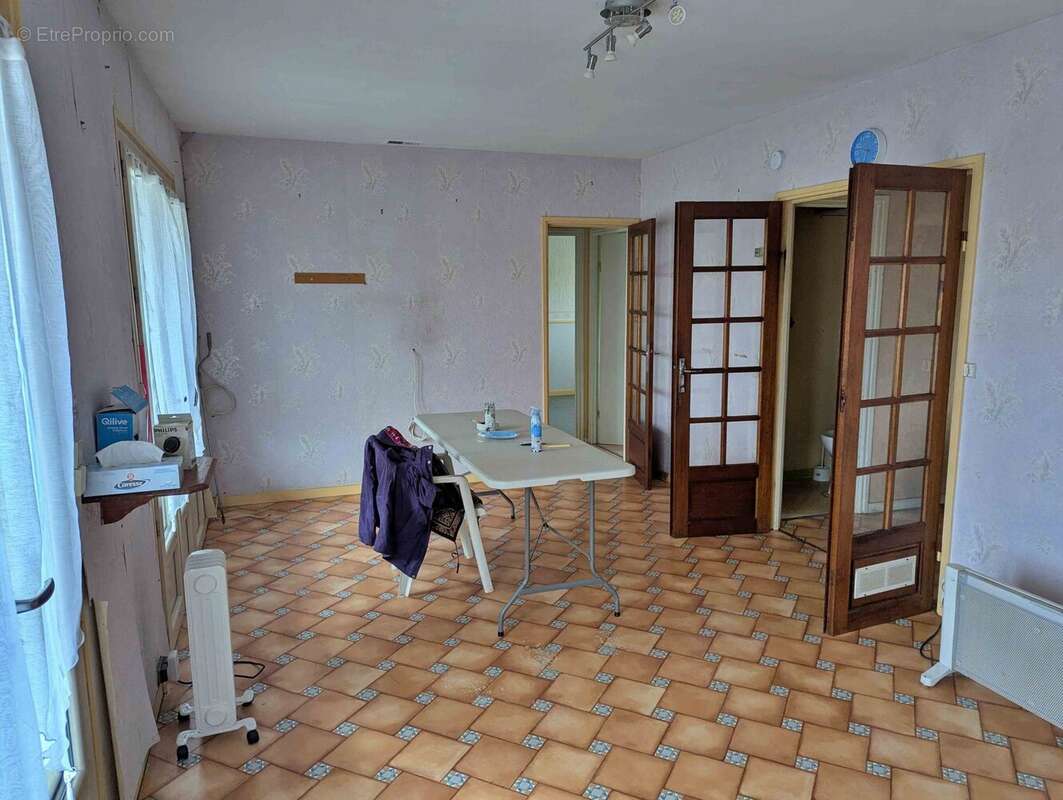 salon-séjour à Crian - Maison à CRAIN