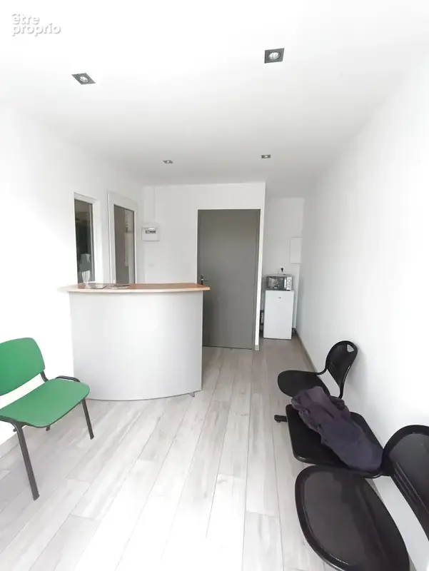 Bel Entrepôt d'environ 300 m2 sur une Parcelle de Terrain de plus de 1 000 m2 avec une Belle visibilité Commer - photo 8