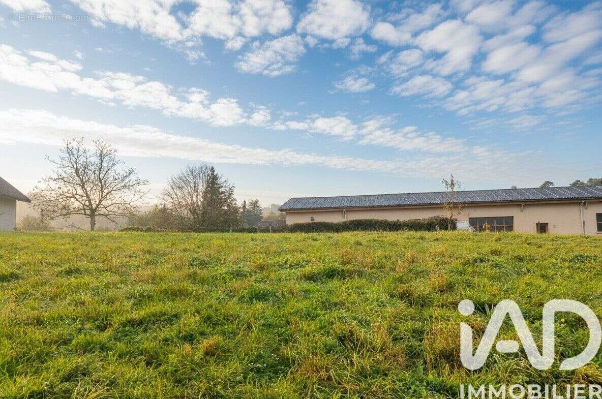 Terrain 745 m² à Saint-Geoire-En-Valdaine  - photo 2