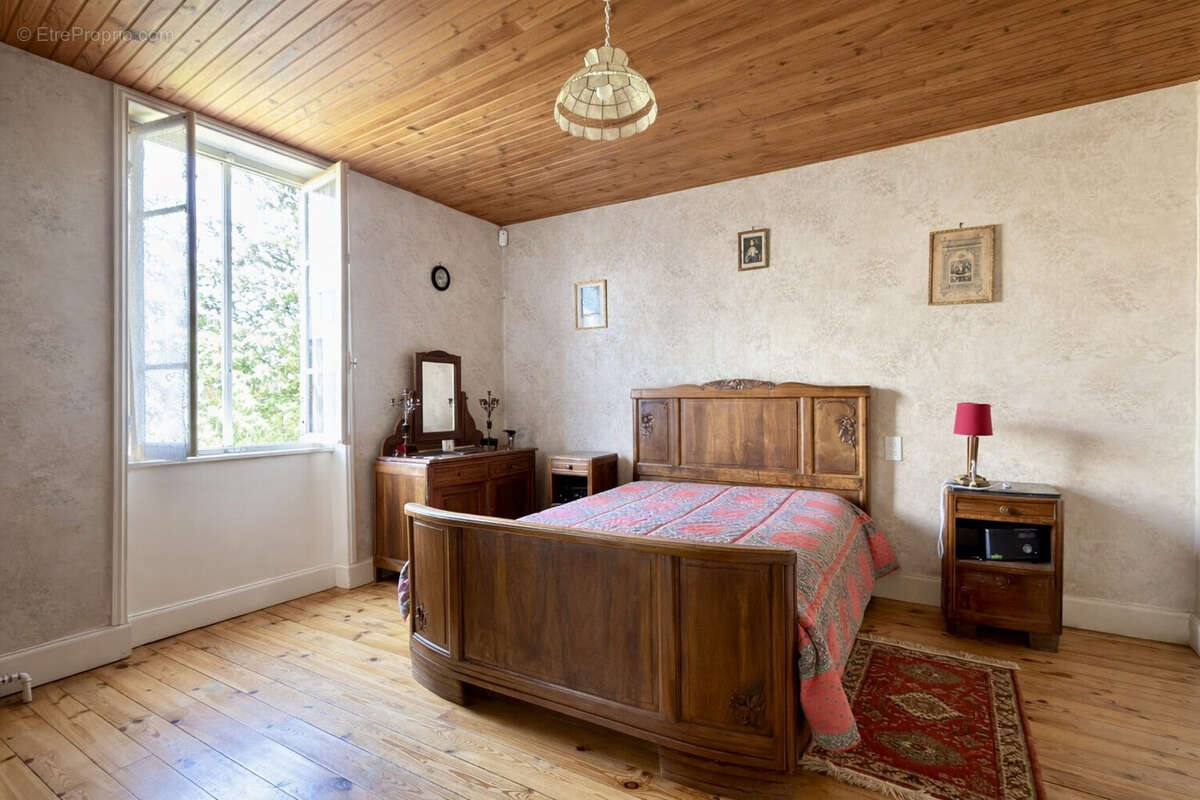 Maison 212 m² à Luzillat  - photo 6