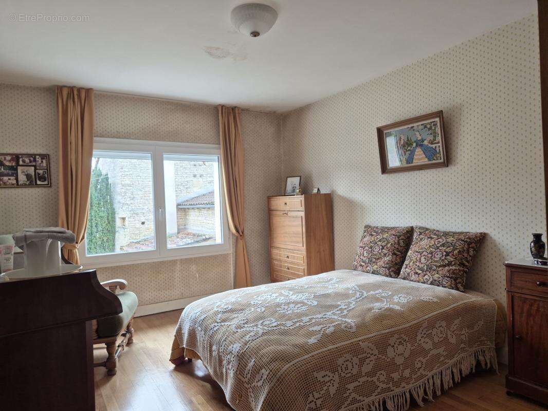 Maison à AIGRE
