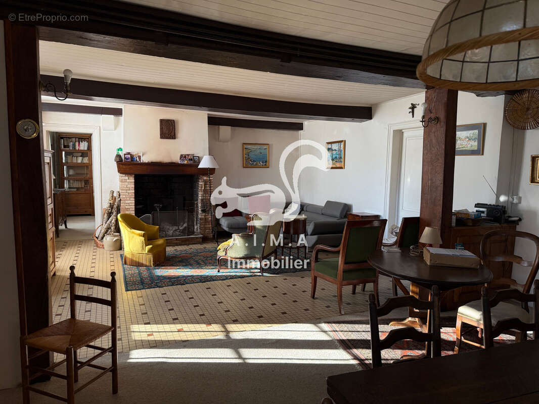 Mios, en quartier sur 5 000m2 de terrain maison avec appartement et grange - photo 2