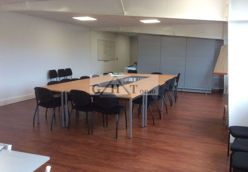 Commerce à VAUX-LE-PENIL