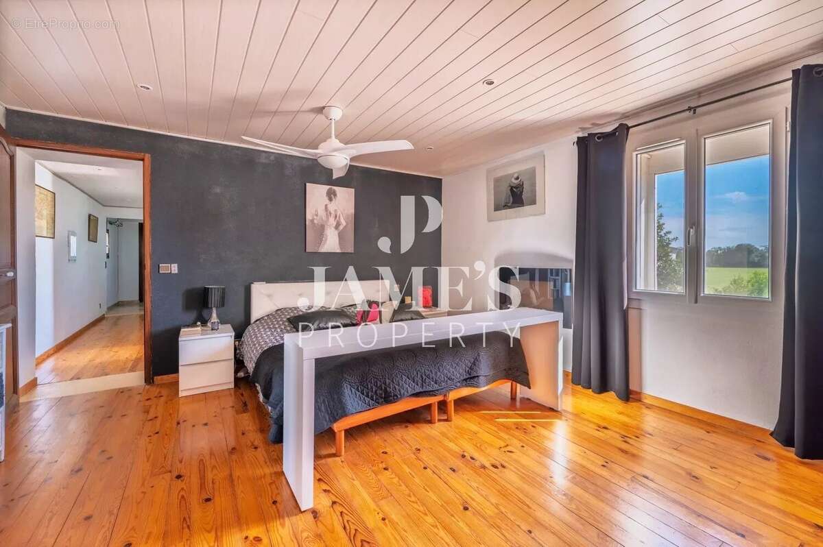 Maison 159 m² à Arles  - photo 6