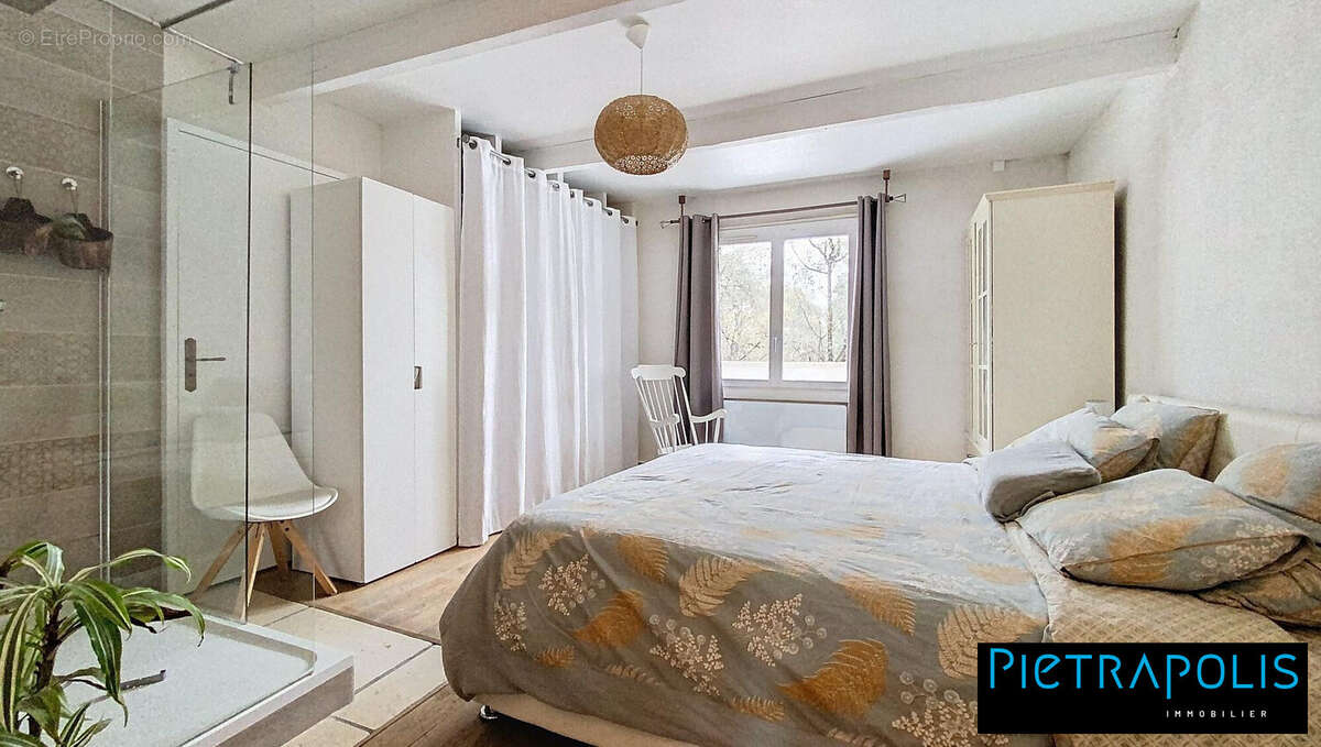 Chambre 1 - Appartement à CHARBONNIERES-LES-BAINS