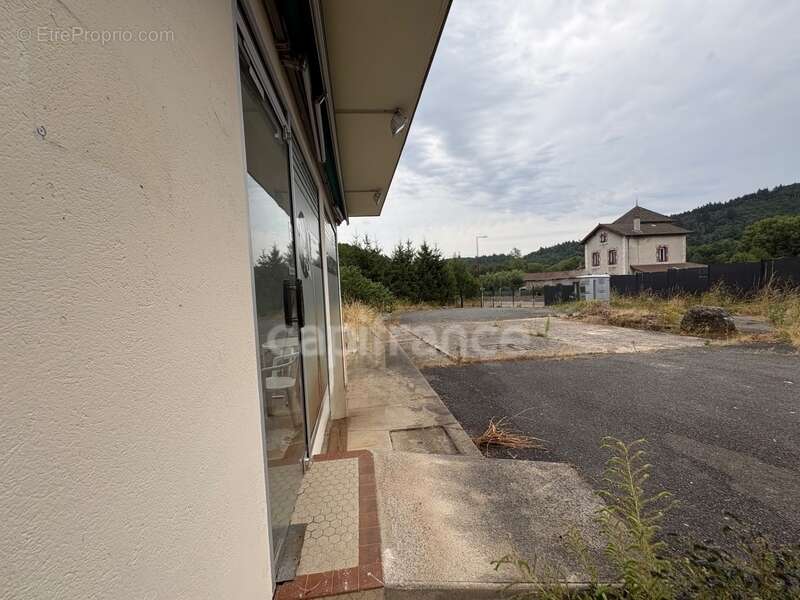 Proche de NOIRETABLE  (42) Local commercial/bureau de 50 M2 avec grand parking clos - photo 4