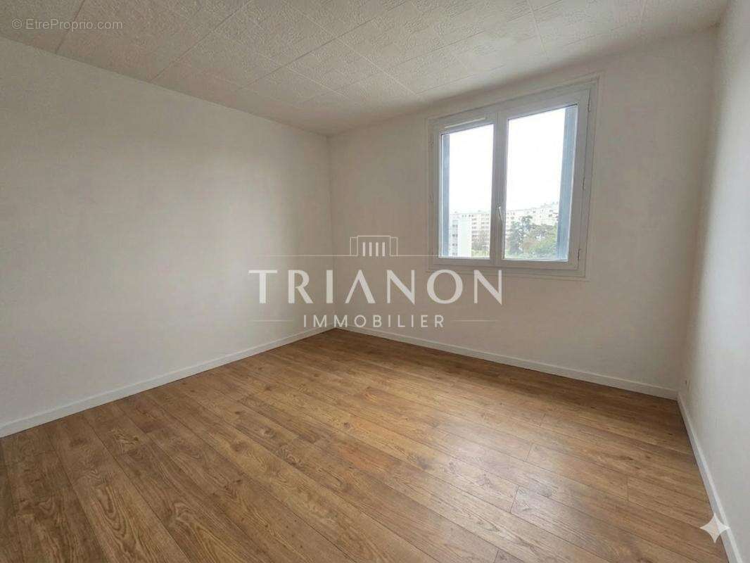 Appartement à LES CLAYES-SOUS-BOIS