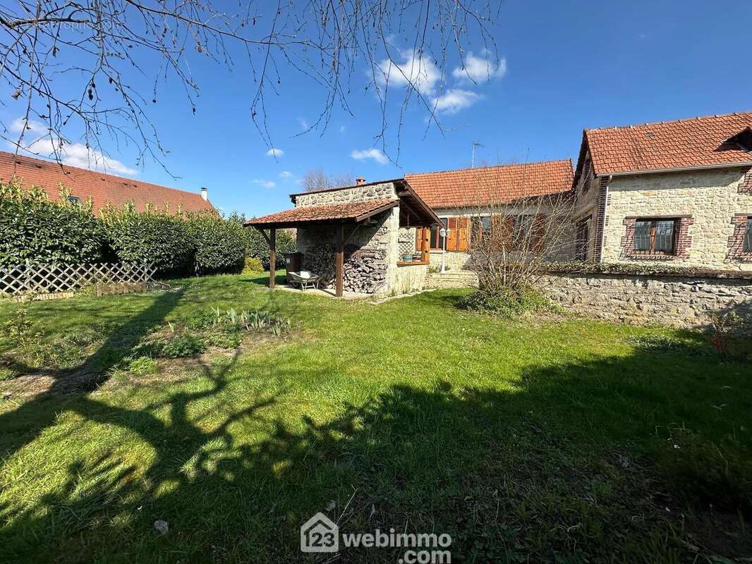 Sur un terrain entièrement clos de 1569 m² - Maison à BRUYERES-ET-MONTBERAULT