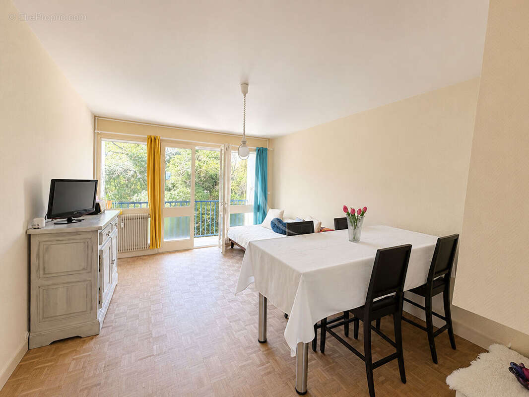SAUMUR CENTRE - Appartement 70 m² avec balcon-terrasse, garage et cave. - photo 2