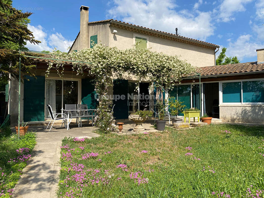 St Remy de Provence, maison + 2 appartements + piscine sur 1234 m² de terrain - photo 5