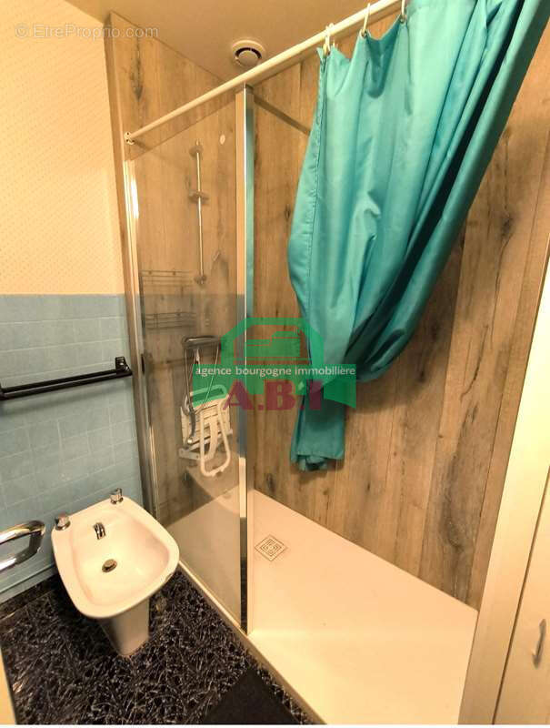 58,  Maison habitable de suite à rafraichir au gout du jour - de plain-pied sur 2345m2 de terrain. - photo 12