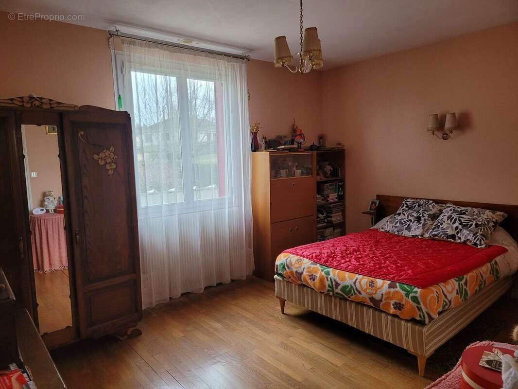 Maison à SAINT-LEONARD-DE-NOBLAT