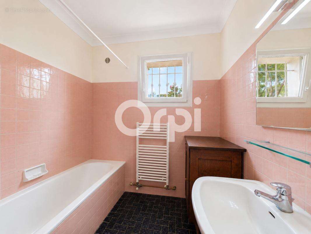 Double garage - hyper calme - grand terrain plat - piscine - pool house - photo 17