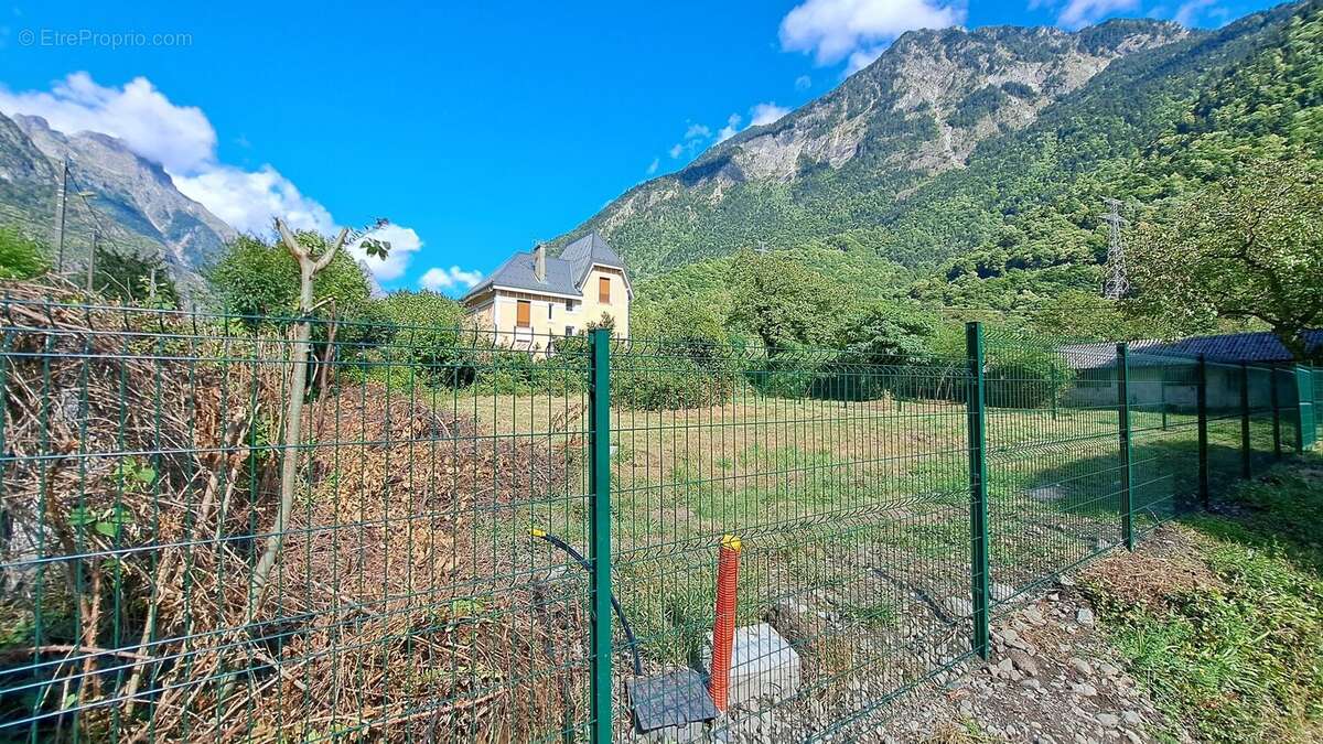 Terrain à LIVET-ET-GAVET