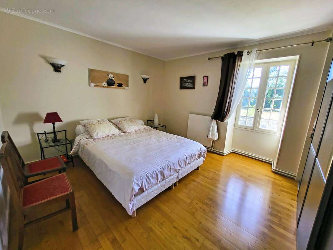 Très jolie maison familiale en pierre, comprenant 4 chambres, avec piscine et grande grange sécurisée. - photo 9